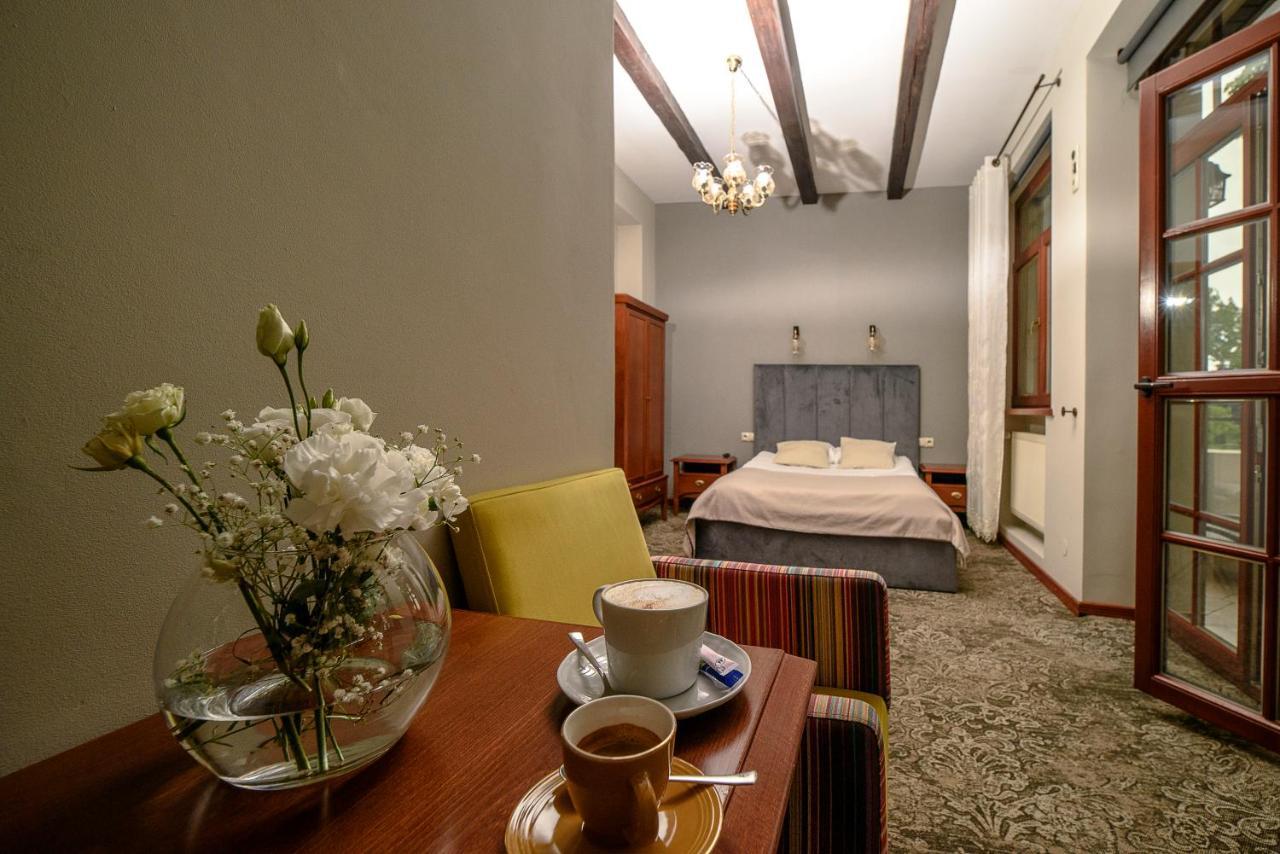 Dworek Bialy Bed & Breakfast 3*